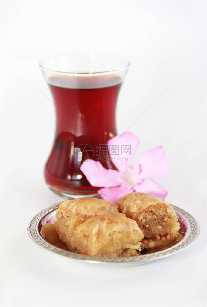 土耳其民族传统甜食肉汁放在装饰板上和一图片
