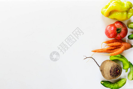 白色背景的丑陋蔬菜丑陋的食物概念平图片