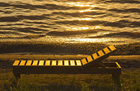 湖边的木制躺椅图片