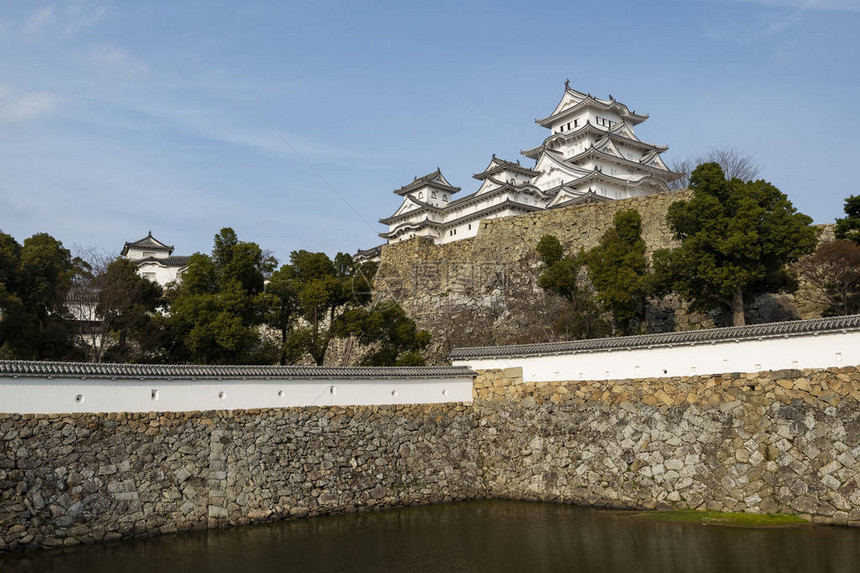 姬路城和水池以阻止敌人穿过日本关西城墙图片