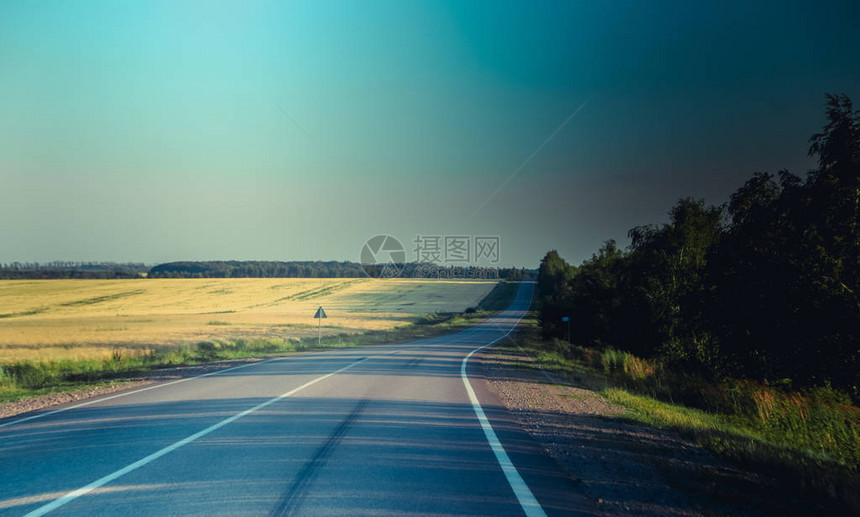 俄罗斯柏油路高速公路公路旅行汽车在路上行驶背景柏油路图片