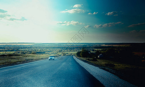俄罗斯柏油路高速公路公路旅行汽车在路上行驶背景柏油路图片