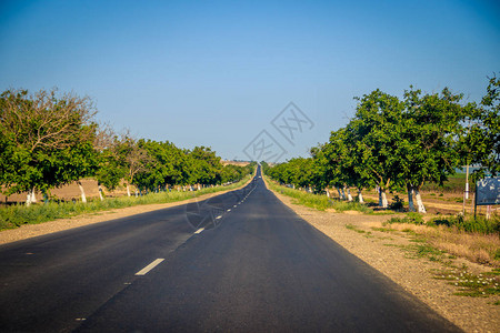 俄罗斯柏油路高速公路公路旅行汽车在路上行驶背景柏油路图片