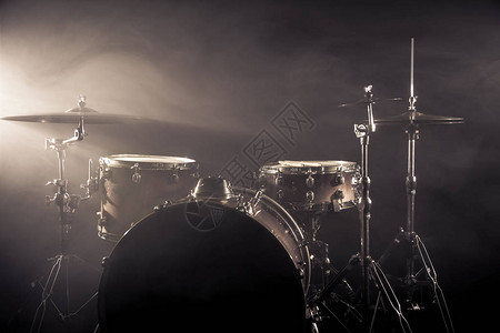 黑暗背景下的一个阶段的鼓声组音乐鼓声包在舞台上有浓图片
