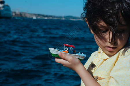 孩子带着船模型快乐地图片