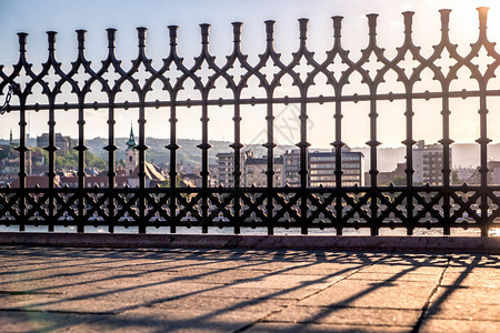 太阳落日反射挂铁围栏布达佩图片