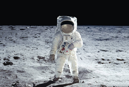宇航员穿过月球图片