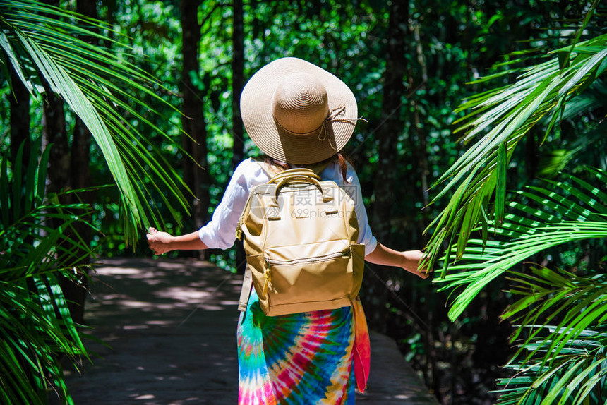 亚洲女旅行在假期放松旅行自然在森林里的自然研究女孩快乐地走着微笑图片