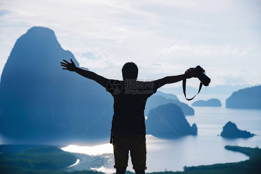 男子在山上旅行摄影暑假期的游客在SametNangshe观景点美化海上美丽的山峰攀牙湾图片