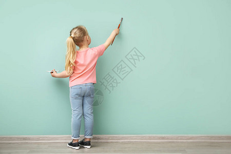 彩墙上画的小女孩背景图片