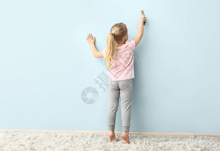 彩墙上画的小女孩背景图片