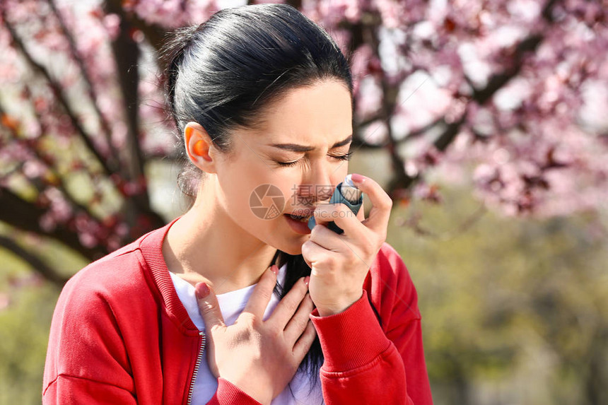 带着吸入器的女人在春日哮喘发作图片