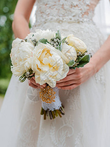 新婚夫妇婚礼当天新娘手中的花束图片