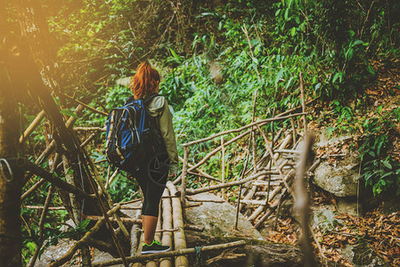 女人亚洲旅行者旅行自然森林山脉瀑布亚洲女人旅行的图片