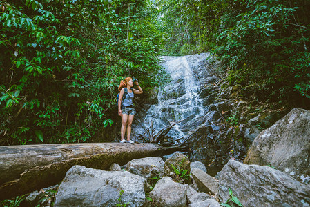妇女旅行女人亚洲旅行者旅行自然森林山脉瀑布在泰国清迈旅行Silip图片