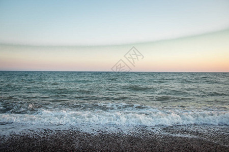 海浪克里米亚海日落时的高浪海上阳光明媚的日子背景蓝色波浪沙滩干净的图片