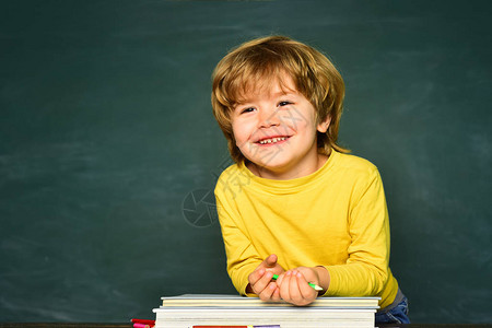 小学生男孩对优异的成绩感到满意小孩子在学校上课第一天上学快乐的学图片