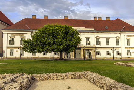 布达佩斯古老的住宅和正规花园在阴图片