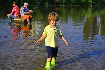小男孩在森林河流中钓鱼小渔夫准备去钓鱼小孩在河边钓鱼戴帽子的渔夫小图片