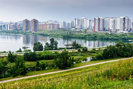 伊尔库茨克安加拉河顶堤岸景象与夏图片