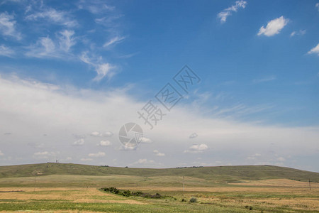 开放空间克里米亚场地夏日风景道路景观草和天空背景夏天风景图片