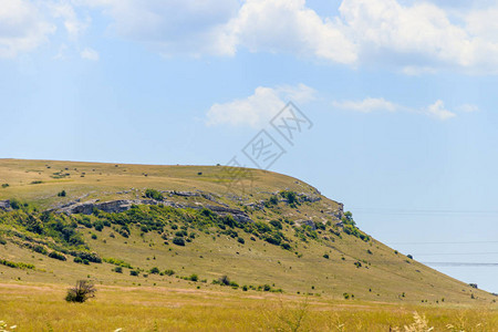 开放空间克里米亚场地夏日风景道路景观草和天空背景夏天风景图片