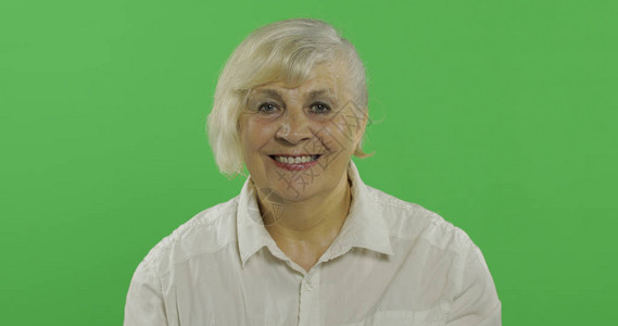 绿屏动图素材快乐的老妇人微笑着一件白衬衫的老相当愉快的祖母放置您的徽标或文本色度背景