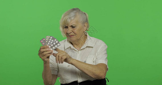 水泡ps素材一位老妇人不满地看着水泡丸一件白衬衫的老俏丽的祖母放置您的徽标或文本色度键绿屏背景背景