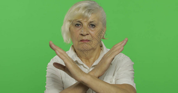 禁止敲打素材年长妇女表示停止禁止的手势老漂亮的祖母穿着白衬衫您可以进入徽标或文字处按下色调背景