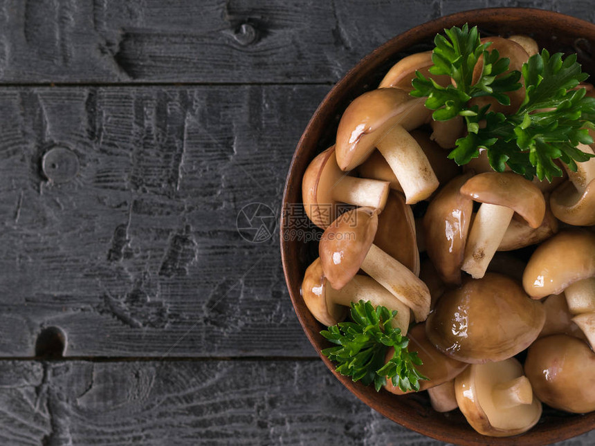 碗里有新鲜的蘑菇在木制桌上配煎饼天然素食美图片