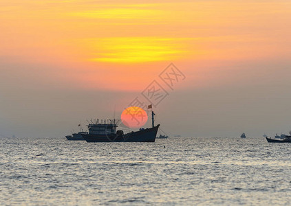 海景黎明时渔船出海捕捞鱼以迎接图片