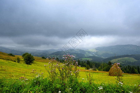 美丽的山景喀尔巴阡山脉的壮观云彩图片