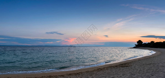 美丽的夏季海日落风景夜晚天空图片