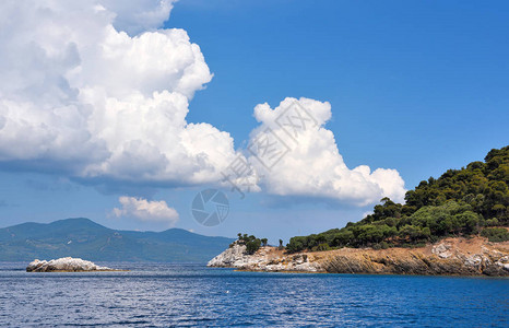 风景与大海和蓝天空的美丽云彩相交而起图片