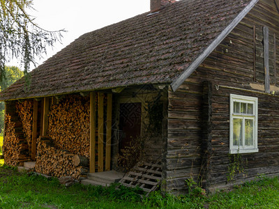 古老的木屋历史院子房屋周围图片