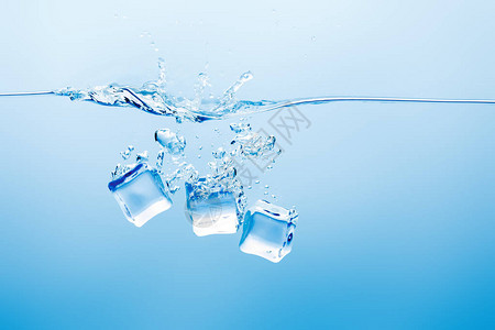 蓝色背景上有飞溅和冰的透明纯净水图片