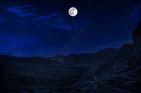 满月之夜穿过森林的山路夜间乡村道路风景明亮图片