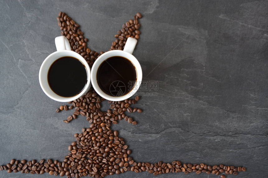 一只由新鲜烘焙的咖啡豆制成的复活节图片