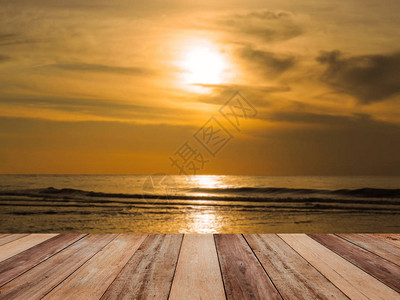 时辰日出夏季海面背景的木制表顶端蒙塔奇风图片