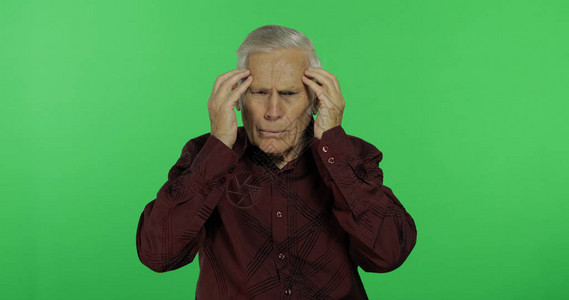 老人因头痛而苦图片
