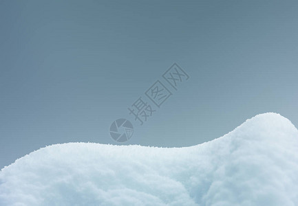 在灰蓝色背景上隔离的雪运动与图片