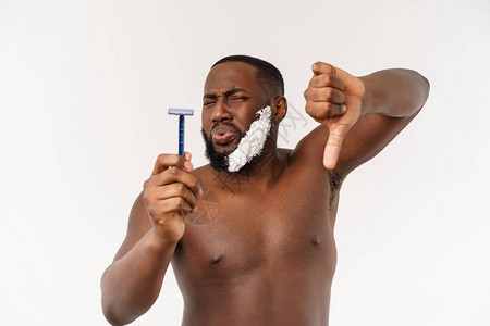 洗手间非洲青年男子剃须个人早晨例行工作图片