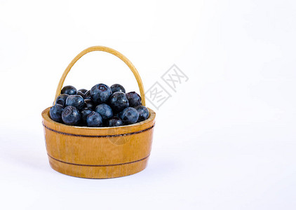 蓝莓果在木碗里野生浆果一张幻灯片原始强化食品以浅背景图片