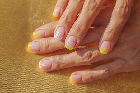 法国美甲女孩做修指甲黄粉图片