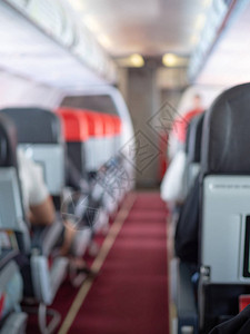 飞机垂直风格的经济舱的座位之间路途很暗图片