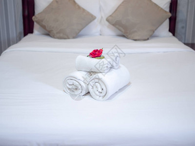 白色干净毛巾装饰在旅馆房间的白色干图片