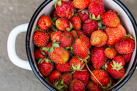 草莓是新鲜红的果子的收成被折叠图片