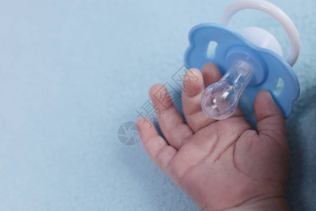 一个婴儿两个月大孩子手掌的宏观照片从背景图片