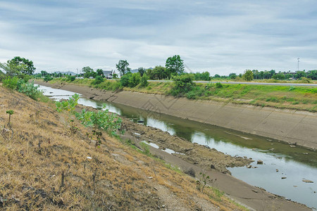 混凝土墙中的灌溉渠或灌溉渠道将水从库输送到泰国雨季干燥图片