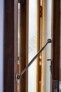 铝拉链与冰霜玻璃和木制门框连接图片